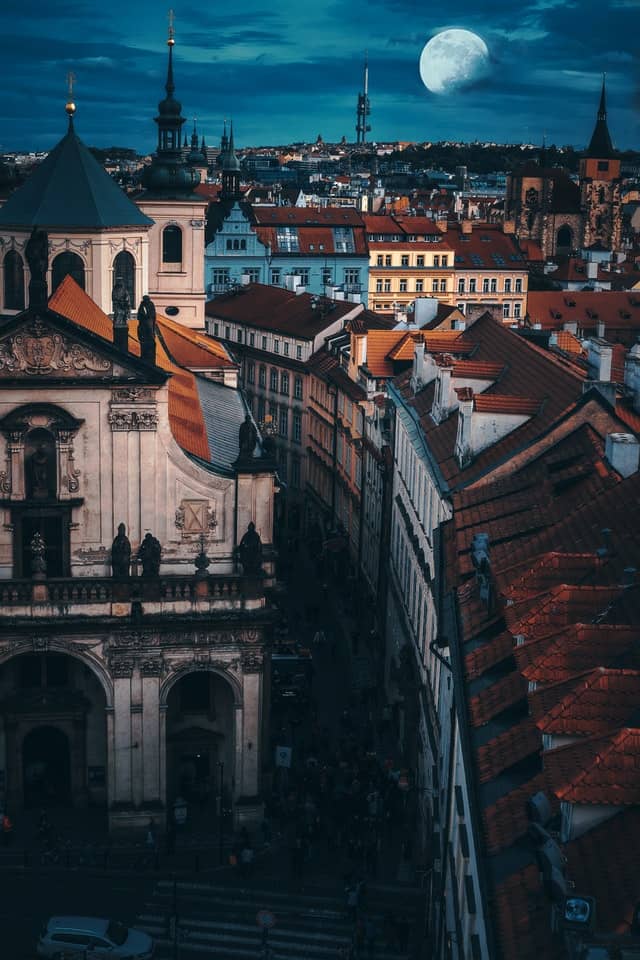 Vista nocturna de edificios en Praga